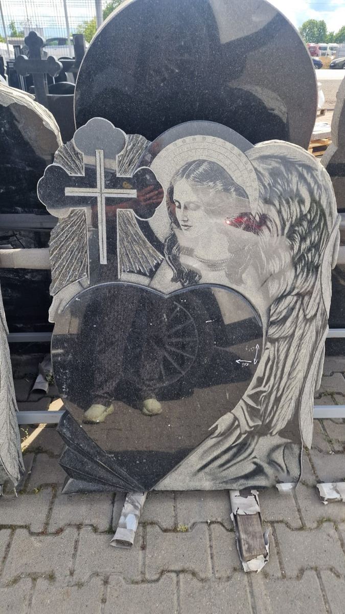 Monumente din curtea noastră — fotografia 12