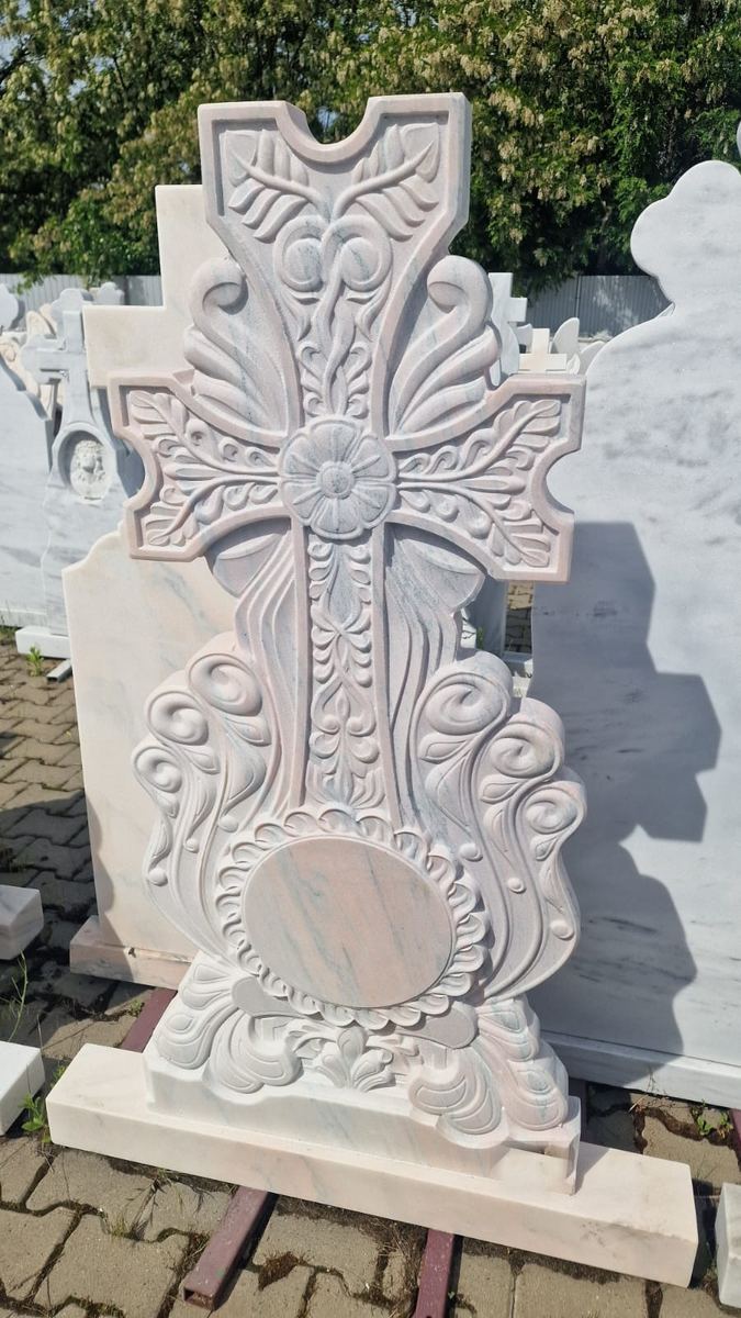 Monumente din curtea noastră — fotografia 17