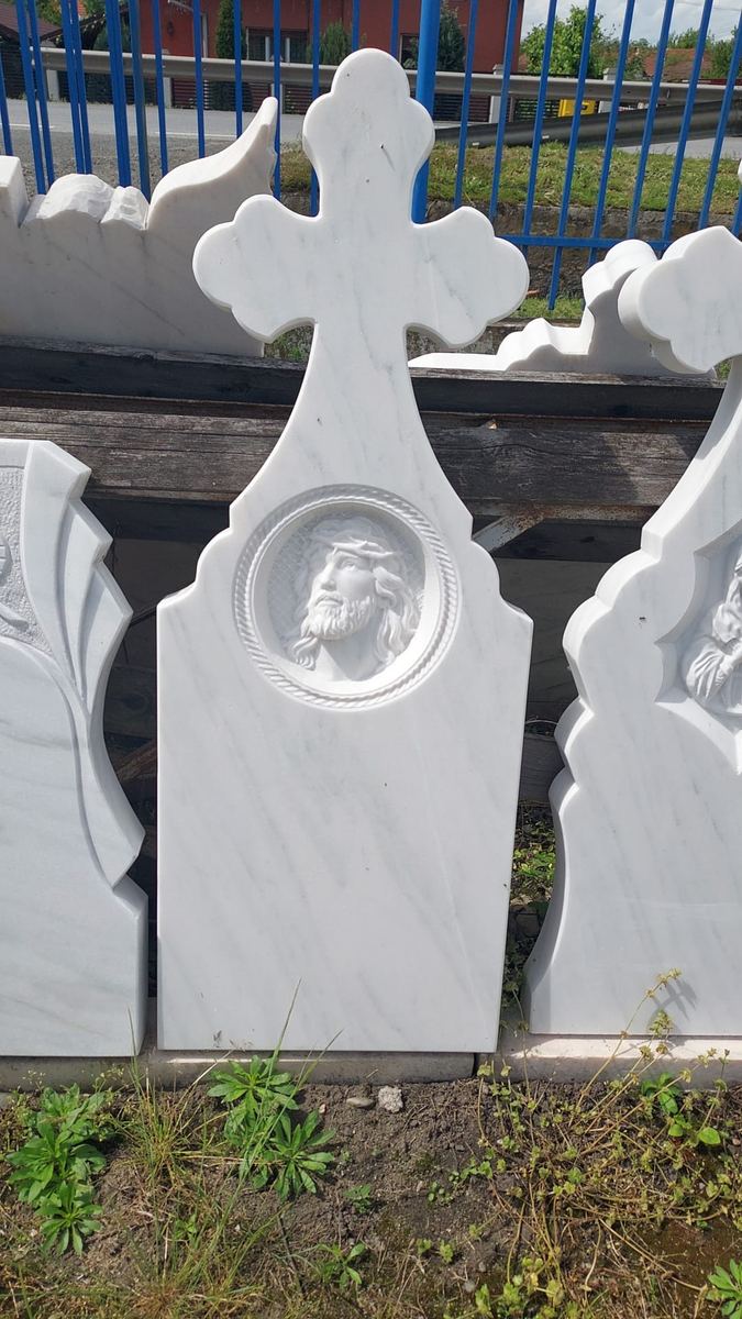 Monumente din curtea noastră — fotografia 30