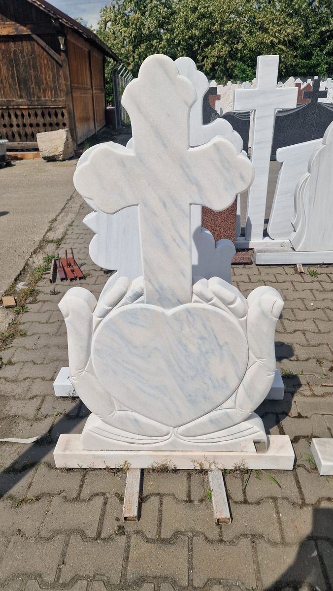 Monumente din curtea noastră — fotografia 36